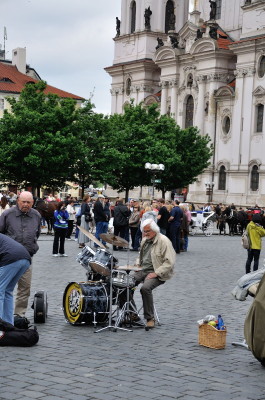 旧市街広場真ん中では、ドラムが。