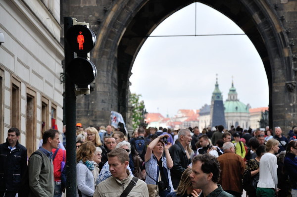 プラハの雑踏。欧州からの観光客が多いです。この向こうには有名なカレル橋が。