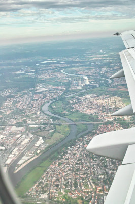 飛行機からプラハをのぞむ。蛇行してるのはヴルタヴァ川。