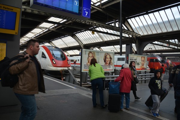 チューリッヒ駅構内。国内随一のターミナルだけあって、ホームも広い。