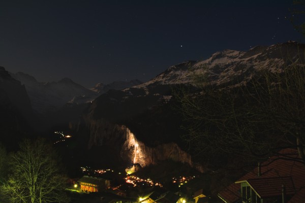 夜にラウターブルンネンを撮影。光っているのが滝。